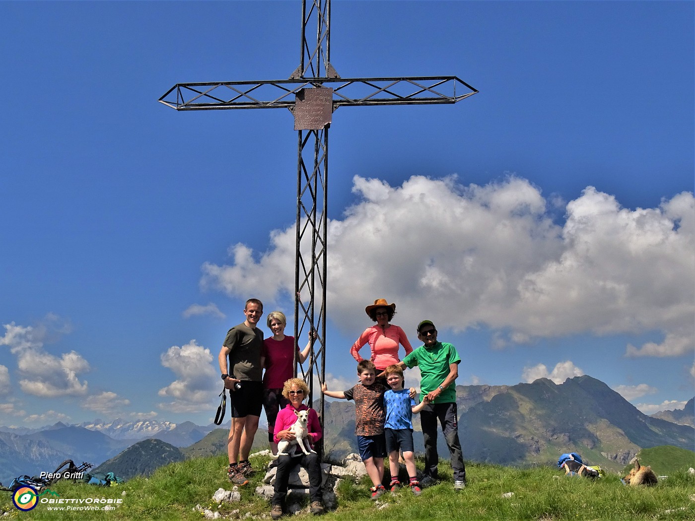 03 Alla croce del Vindiolo (2056 m) con amici ritrovati.JPG
